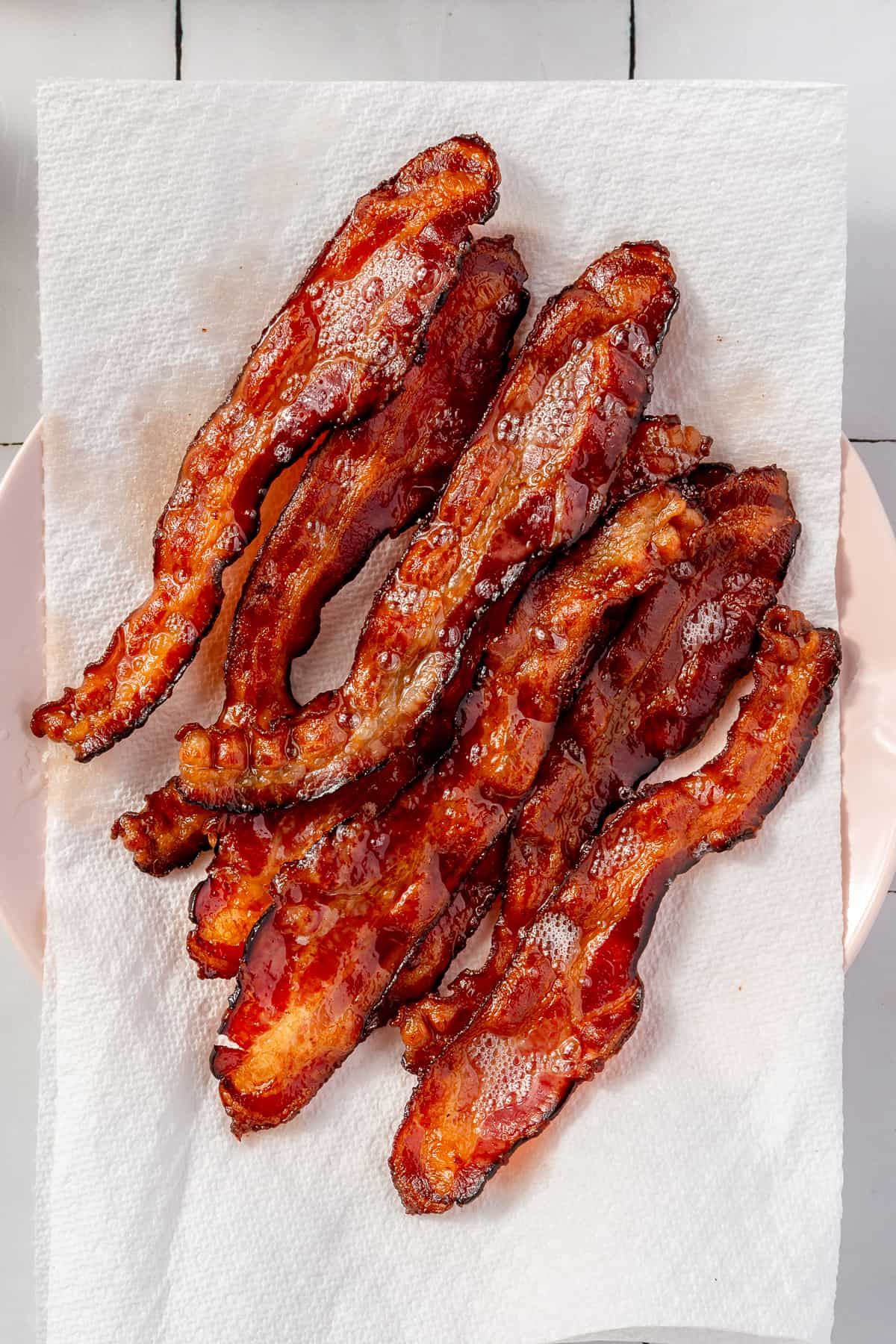 Crisped bacon on a paper towel.