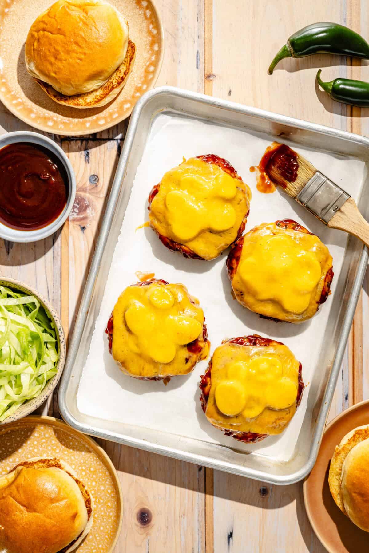 hamburguesas de pavo cubiertas con queso cheddar derretido